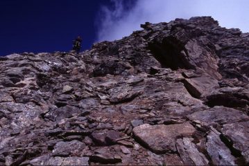Luigi sale lungo la cresta SE della Punta d'Arnas in un tratto più impegnativo (5-9-2004)