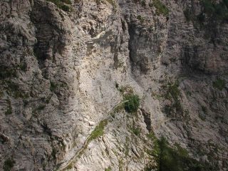 La via degli Alpini sulle pendici del Monte Pietravecchia