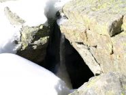 Stalattiti di ghiaccio in una pietraia a quota 1845 m