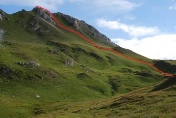 Quasi al Col Serena (sullo sfondo) si lascia il sentiero e si raggiunge la punta quota 2710 m