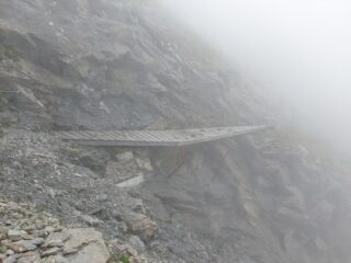 Ponte rotto sul sentiero degli alpini
