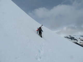 traverso alquanto pericoloso per raggiungere la dorsale di sx orografica: qui 40-50 cm. di neve nuova.