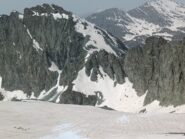 Dal plateau della vetta, in centro e in basso, la zona delle Traversette e del Buco di Viso, ancora sommersa dalla neve. 