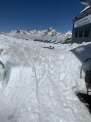 Muretto di neve davanti al rifugio