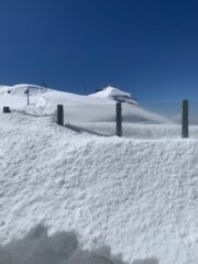 Muro di neve sulla terrazza del rifugio