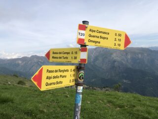 Le indicazioni in vetta del sentiero T22 per il Passo del Ranghetto e l’Alpe delle Piane