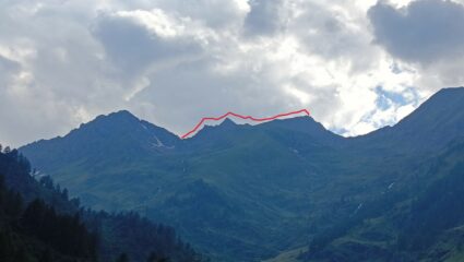 La cresta percorsa vista dalla strada che sale all'Alpe della Balma.