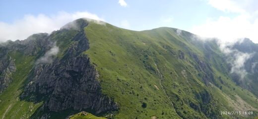Il Monte Antoroto (m.2149) visto dal Monte Grosso (m.2007)