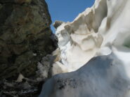incredibili muri di neve sul versante Arp Vieille, sotto i torrioni sommitali