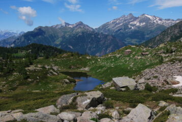 Lago e alpeggio di Lè Lounc; sullo sfondo le Dame di Challand