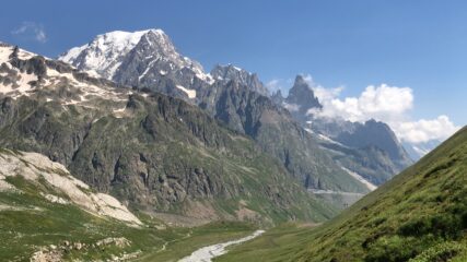Visti dagli ultimi tornanti prima del Col des Chavannes salendo dal Combal: Monte Bianco e cresta di Peuterey